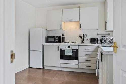 Inicio Stays - NEW! Stunning Home - Free Parking - Sleeps 8 - Near M6, Birmingham (photo 10)