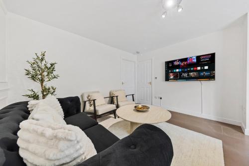 Inicio Stays - NEW! Stunning Home - Free Parking - Sleeps 8 - Near M6, Birmingham (photo 3)