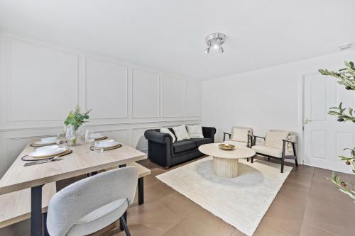 Inicio Stays - NEW! Stunning Home - Free Parking - Sleeps 8 - Near M6, Birmingham (photo 5)