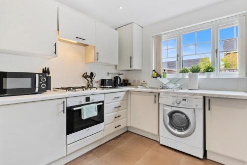 Inicio Stays - NEW! Stunning Home - Free Parking - Sleeps 8 - Near M6, Birmingham (photo 7)