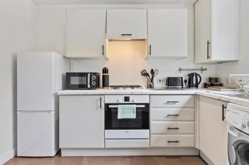 Inicio Stays - NEW! Stunning Home - Free Parking - Sleeps 8 - Near M6, Birmingham (photo 8)