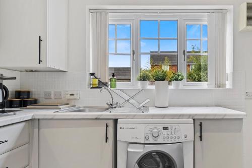 Inicio Stays - NEW! Stunning Home - Free Parking - Sleeps 8 - Near M6, Birmingham (photo 9)