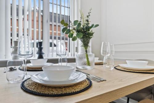 Inicio Stays - NEW! Stunning Home - Free Parking - Sleeps 8 - Near M6, Birmingham (photo 6)