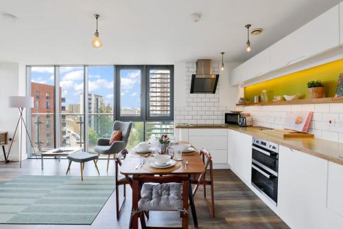 Canary Wharf Escape - Stylish 2BR - Canal Views & City Lights - main image