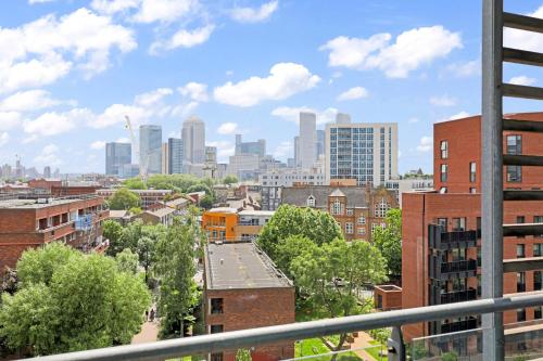Canary Wharf Escape - Stylish 2BR - Canal Views & City Lights - image 6