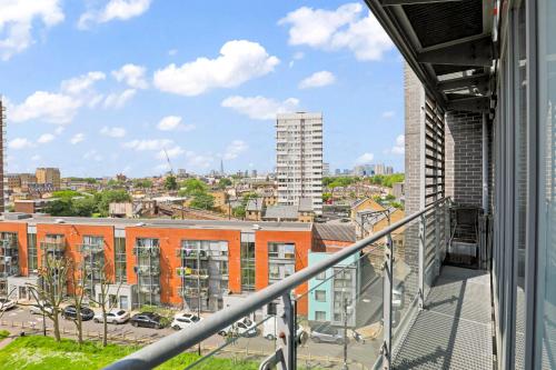 Canary Wharf Escape - Stylish 2BR - Canal Views & City Lights - image 10