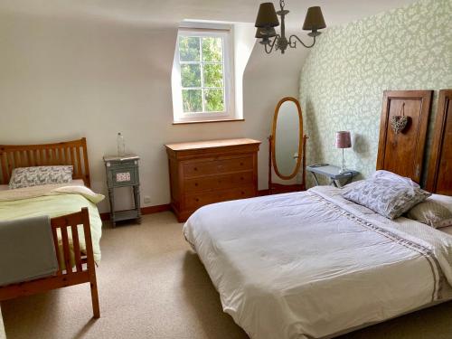 Chambre de Rose - Le Refuge des Parachutistes - en bordure du marais chambre d'hôte Émondeville