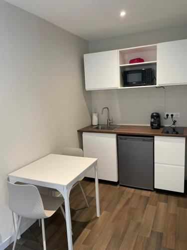 keuken, Ducey Appart'Hôtel - Les Rivières (Ducey Appart'Hotel - Les Rivieres) in Ducey