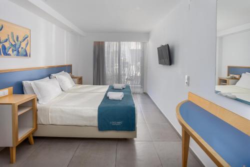 Chambre avec 2 lits, vue partielle sur la mer