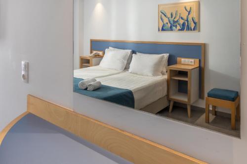 Standard Double Room with Side Sea View image 7