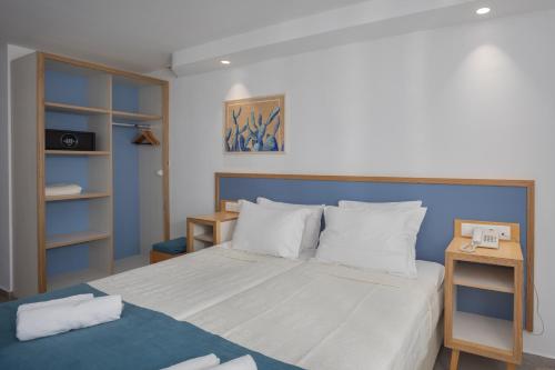 Standard Double Room with Side Sea View image 6