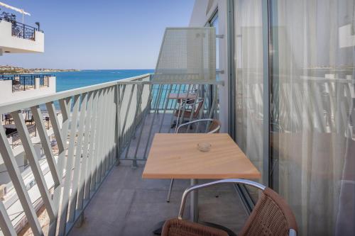 Standard Double Room with Side Sea View image 3