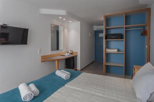 Standard Double Room with Side Sea View image 8