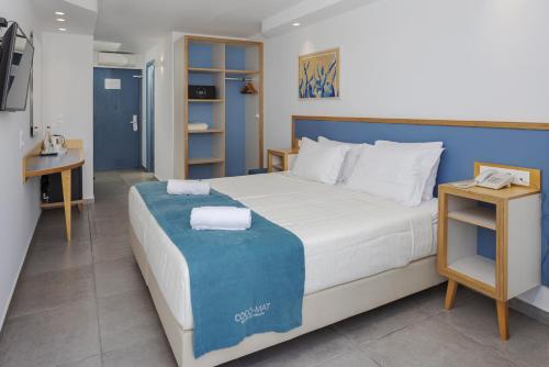 Standard Double Room with Side Sea View image 5