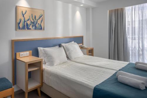 Standard Double Room with Side Sea View image 4