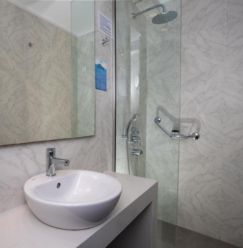 Standard Double Room with Side Sea View image 9
