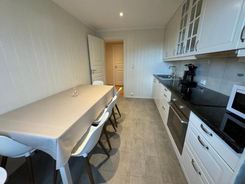 Charming 3-Bedroom Apartment in the Heart of Kristiansund Charming 3-Bedroom Apartment in the Heart of Kristiansund