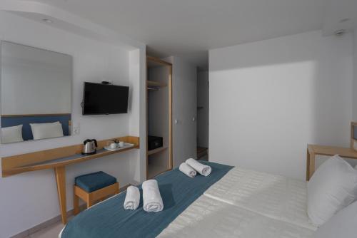 Standard Room with Pool View image 7
