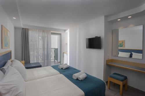 Standard Room with Pool View image 6