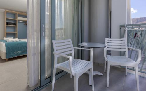 Standard Room with Pool View image 4