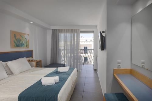 Standard Room with Pool View image 9