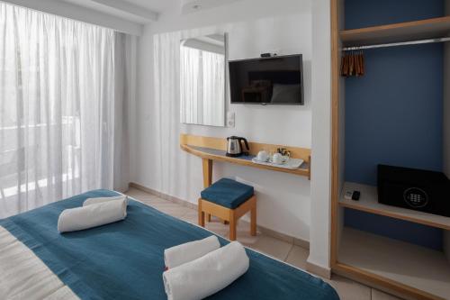 Standard Room with Pool View image 5