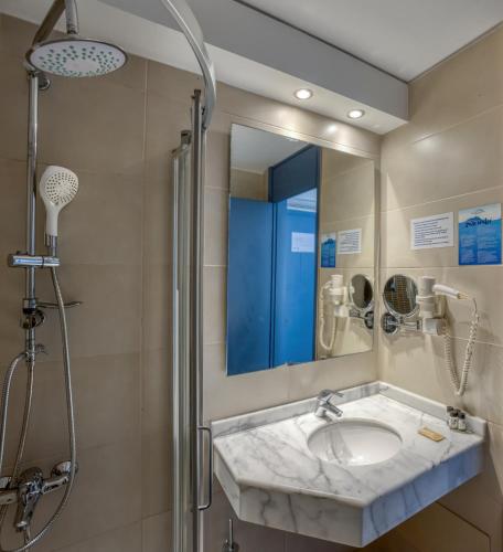Standard Room with Pool View image 1