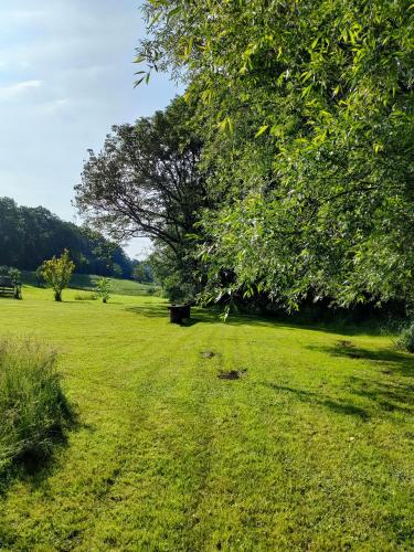 Wind in den Weiden, Übernachten am Bachlauf (Wind in den Weiden, Ubernachten am Bachlauf) in Brachttal