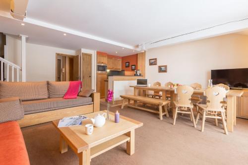 Two-Bedroom Duplex Apartment with 2 Sleeping Alcove and Balcony (10 People)