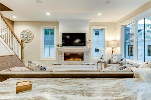 Lakemore Resort - New Luxury Lakefront Brown House in Kingsley, USA