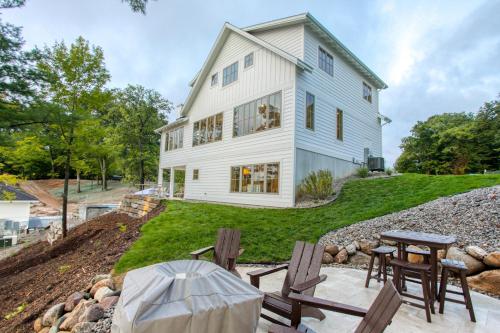 Lakemore Resort - New Luxury Lakefront Brown House in Kingsley, USA