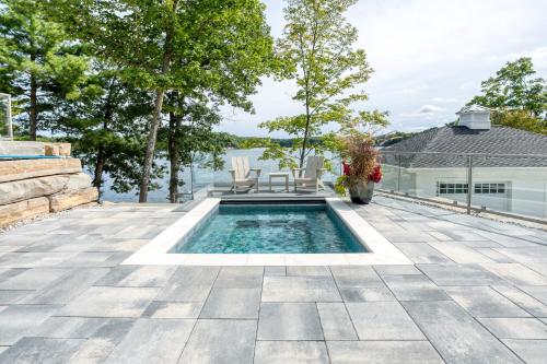 Lakemore Resort - New Luxury Lakefront Brown House in Kingsley, USA
