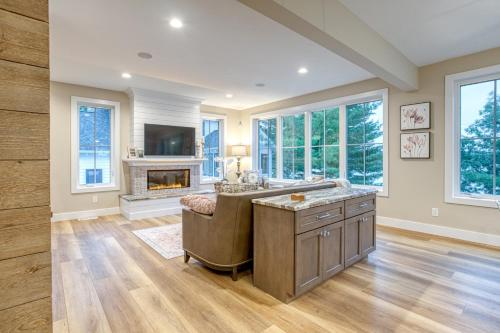 Lakemore Resort - New Luxury Lakefront Brown House in Kingsley, USA