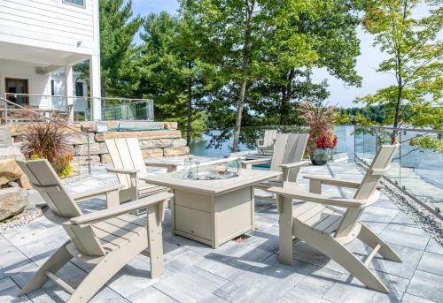 Lakemore Resort - New Luxury Lakefront Brown House in Kingsley, USA