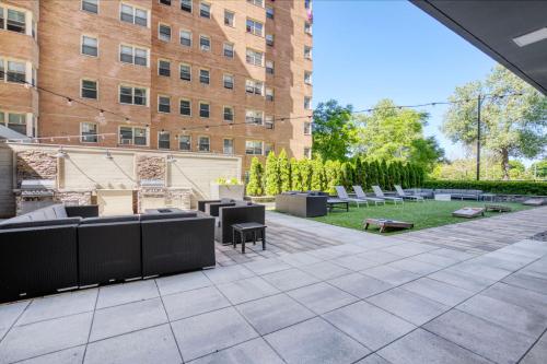 Blueground Edgewater patio deck gym nr lake CHI-1084 in Chicago, USA