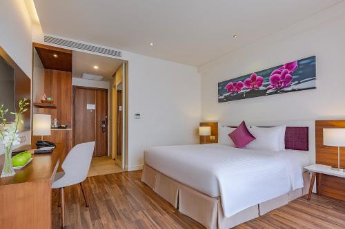 Superior Double Room with City View image 8