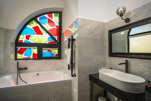Vöröskő Villa- ALELNÖKI szauna és jakuzzi használattal (Vorosko Villa- ALELNOKI szauna es jakuzzi hasznalattal) in Balatonalmadi