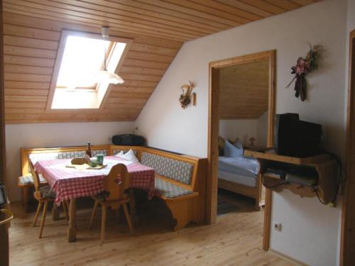2 bedrooms, 3 beds