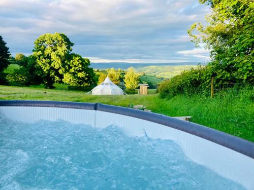 Luxury Stargazing Glamping - Seren Aur with Hot Tub in Trefeglwys