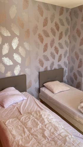 3 bedrooms, 5 beds