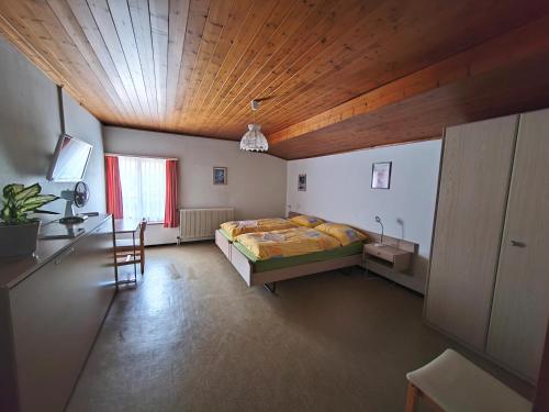 1 queen bed