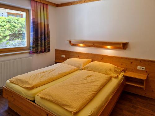 1 queen bed, 1 sofa bed