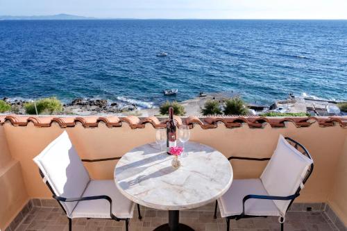 One Bedroom Apartment with Balcony and Sea View