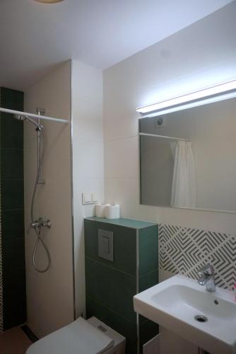 2 twin beds