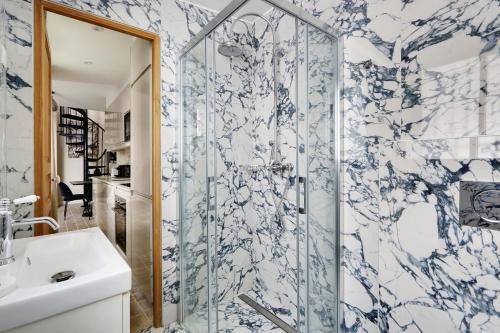 Pick A Flat's Apartment in Monrmartre - Rue Lepic