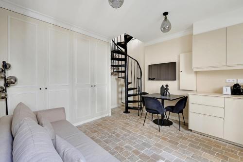 Pick A Flat's Apartment in Monrmartre - Rue Lepic