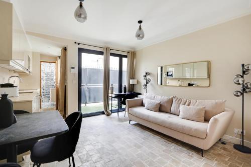 Pick A Flat's Apartment in Monrmartre - Rue Lepic