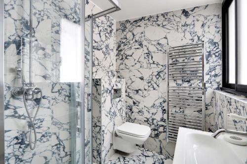 Pick A Flat's Apartment in Monrmartre - Rue Lepic