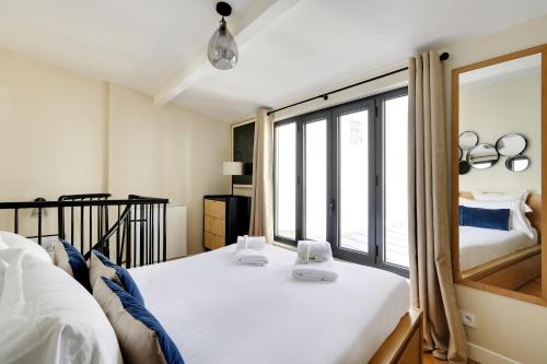 Pick A Flat's Apartment in Monrmartre - Rue Lepic