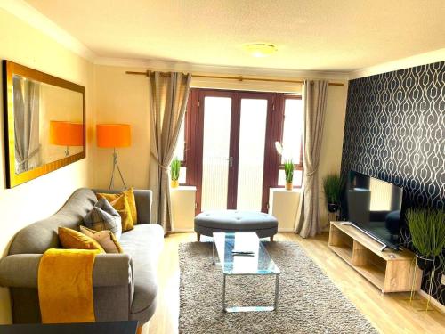 Campbell Park apartment with a balcony and free parking